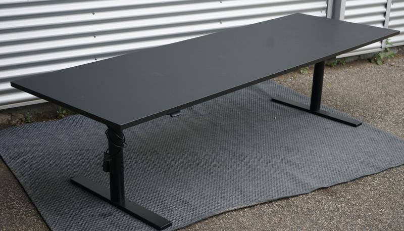 Holmris B8 hæve-/sænkebord i sort nanosoft laminat set skråt fra siden